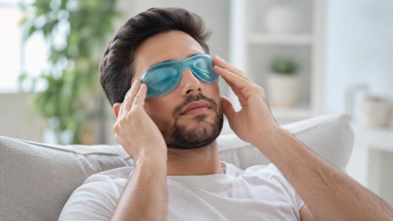 استخدام كمادة باردة لمنطقة العين