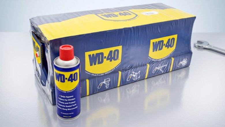 عبوة WD-40 واستخدام المواد الكيميائية مع بقع الملابس