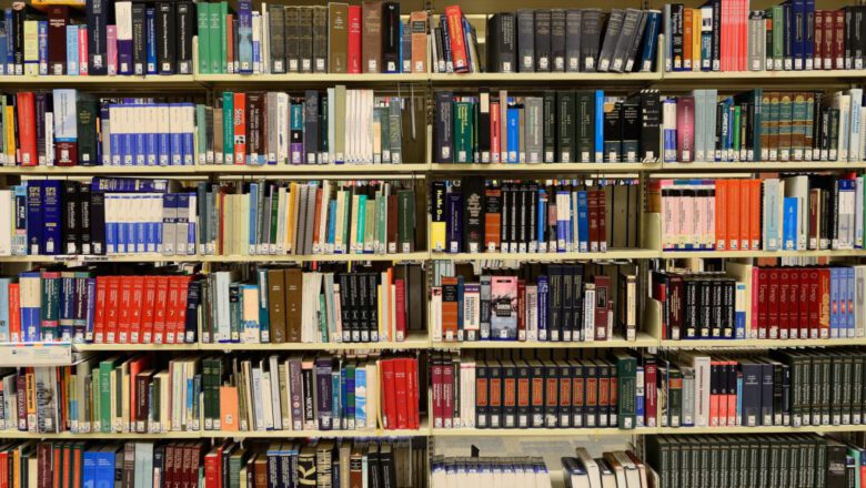 استخدام المكتبات الرقمية المفتوحة مثل مكتبة Welib
