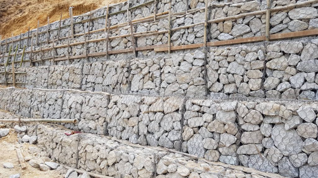 الجدار الحجري الشبكي (Gabion Wall)