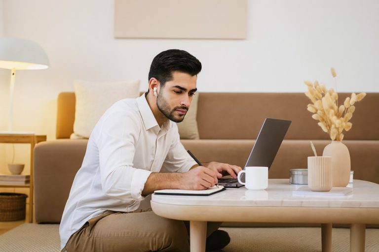 اعمل بذكاء لا بجهد: 15 نصيحة لرفع إنتاجيتك وتحقيق النجاح في العمل