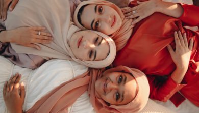 صورة لبشرة صحية وجميلة تظهر نضارة وإشراقاً وجمالا