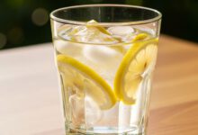 صورة لكوب ماء منعش توضح أهمية شرب الماء للصحة