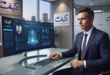 رجل أعمال يراجع سيرة ذاتية رقمية مرفقة مع خطاب تعريف متطور لعام 2027