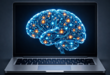 شخص يستخدم لابتوب تظهر منه هالة رقمية على شكل دماغ، يرمز إلى تشغيل الذكاء الاصطناعي محلياً بدون إنترنت.
