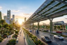 منظر مستقبلي لطريق مستدام في عام 2026 يضم تقنيات الطاقة الشمسية والممرات الخضراء