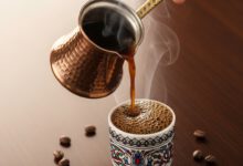 فنجان قهوة تركية بوجه كثيف وركوة نحاسية