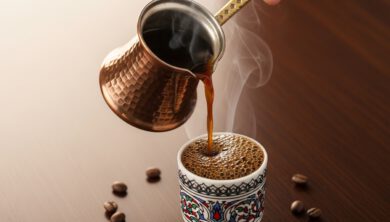 فنجان قهوة تركية بوجه كثيف وركوة نحاسية
