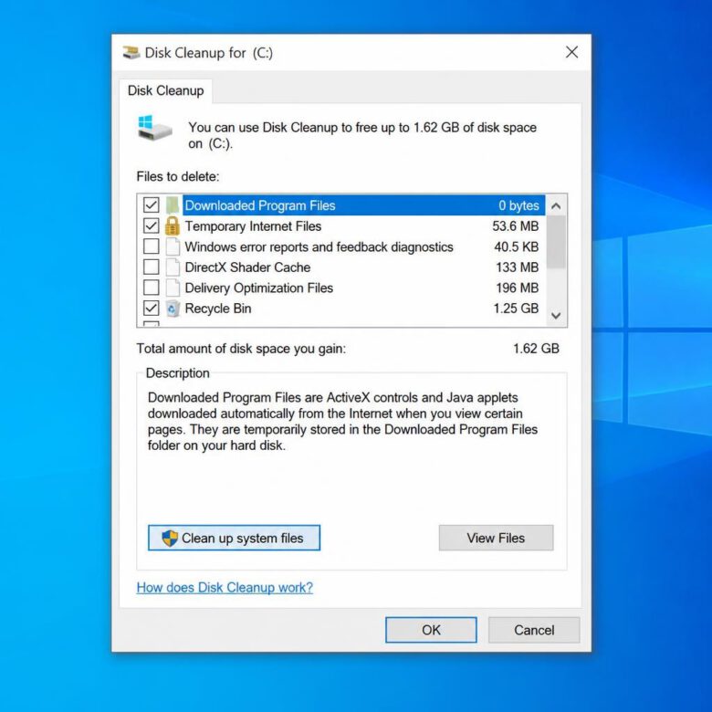 أداة تنظيف القرص (Disk Cleanup) في ويندوز مع خيار تنظيف ملفات النظام.