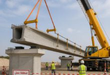 تركيب كمرة خرسانية سابقة الإجهاد باستخدام رافعة متحركة